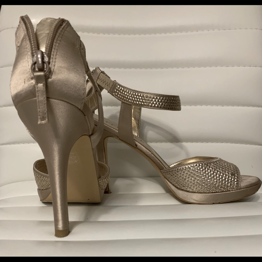 Moda spana ~ Gold ankle strap high heel